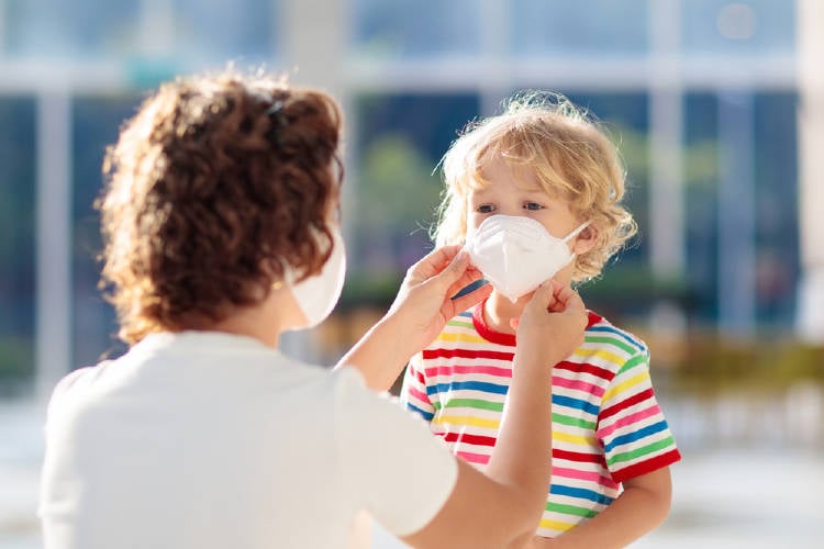 mujer hijo mascarilla