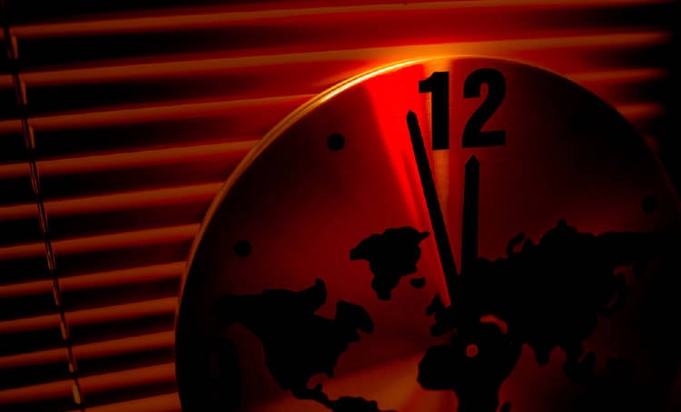 reloj del apocalipsis se encuentra cerca de la medianoche, el fin del mundo