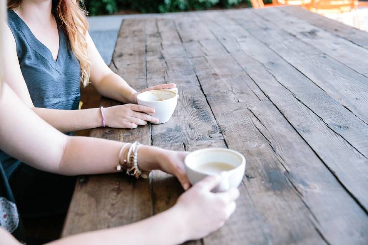 Dos personas tomando un café