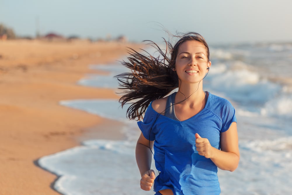 Mujer-corriendo-playa-deporte
