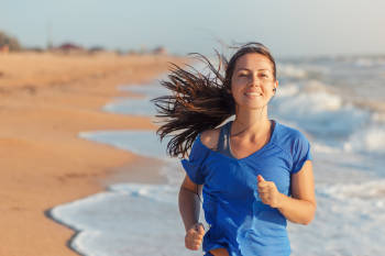 mujer corriendo playa deporte