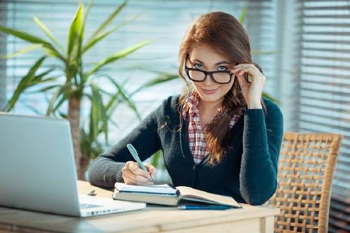 mujer lentes inteligente