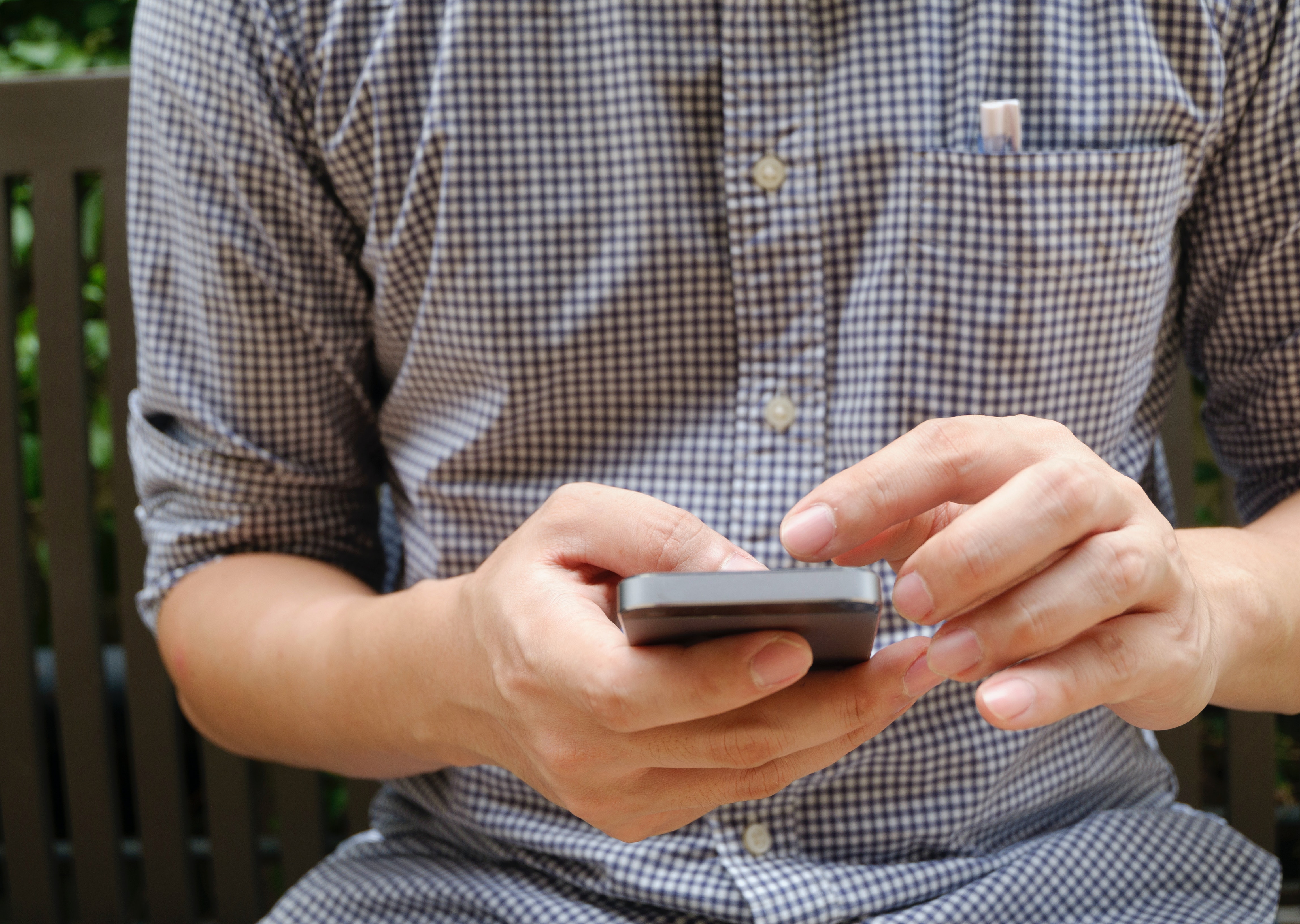 Hombre sosteniendo teléfono celular