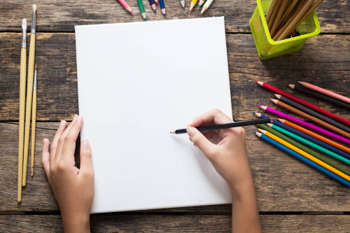Esta niña vende dibujos para comprar un ordenador y estudiar desde casa