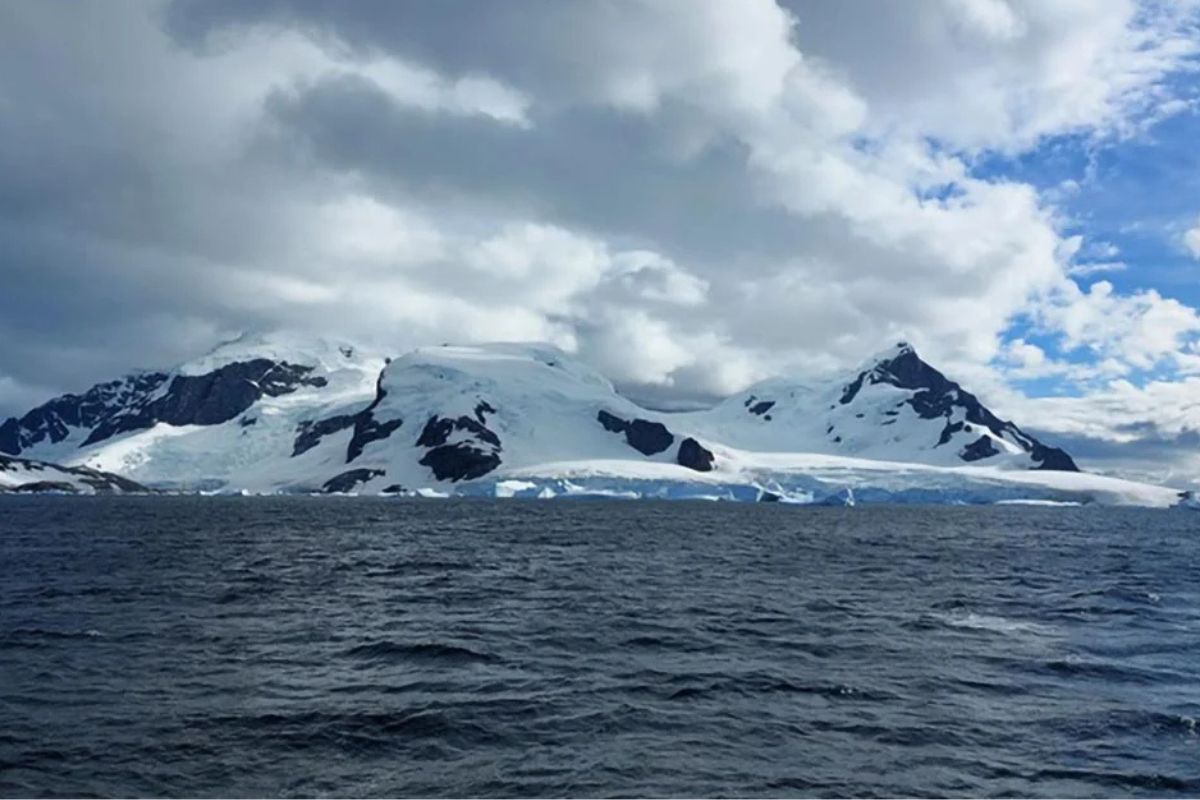 Un innovador mapa del fondo marino revela 332 cañones antárticos: gigantescos corredores esculpidos por glaciares que influyen en el clima, las corrientes oceánicas y la supervivencia de las plataformas de hielo. Crédito: Shutterstock