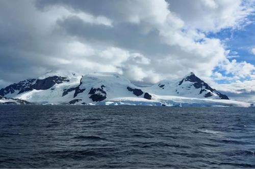 Antartida Un innovador mapa del fondo marino revela 332 cañones antárticos: gigantescos corredores esculpidos por glaciares que influyen en el clima, las corrientes oceánicas y la supervivencia de las plataformas de hielo. Crédito: Shutterstock