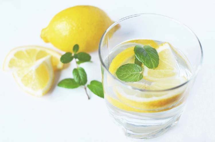 beneficios de tomar agua con limón