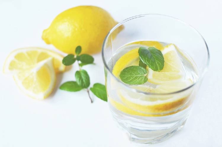 limón agua beneficios de tomar agua con limón