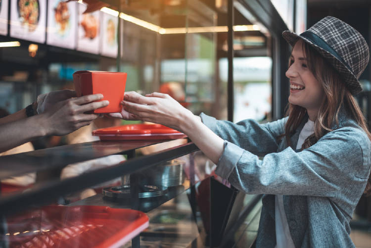 comida caja Una mujer recibe una caja con comida oriental