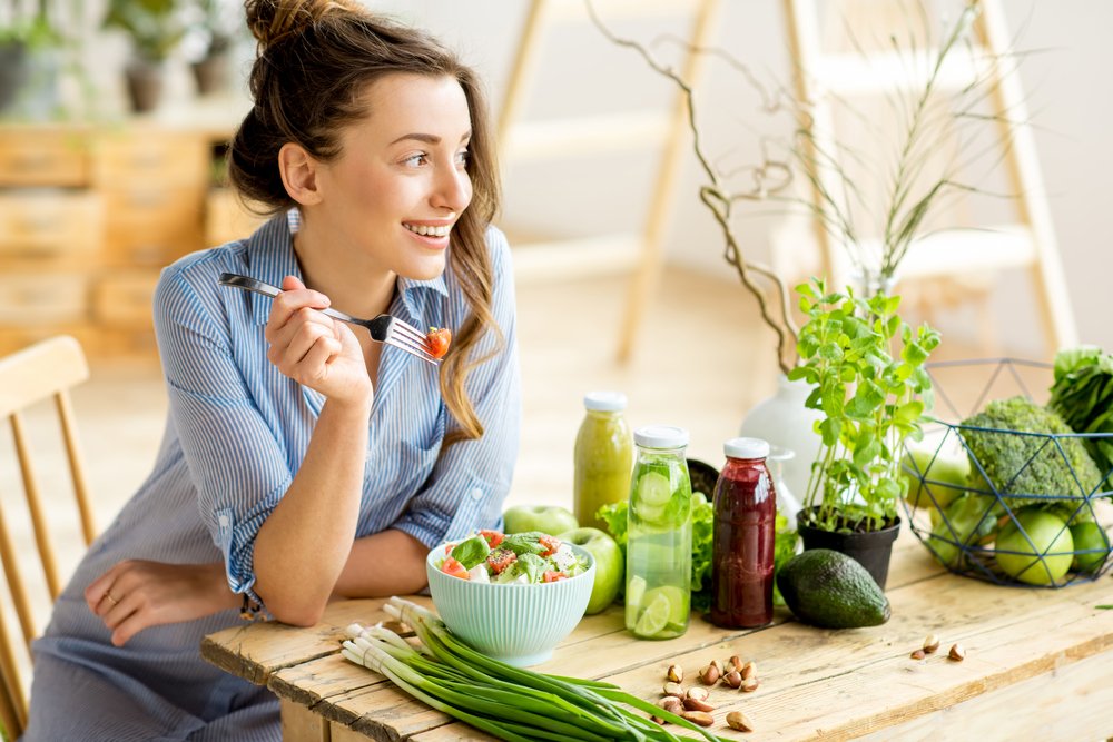 alimentacion saludable verde Una mujer comiendo una ensalada