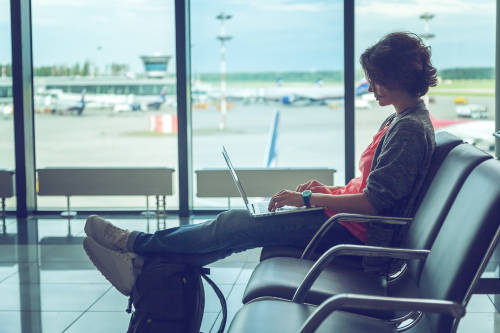 nomada digital trabaja en aeropuerto desde su computadora