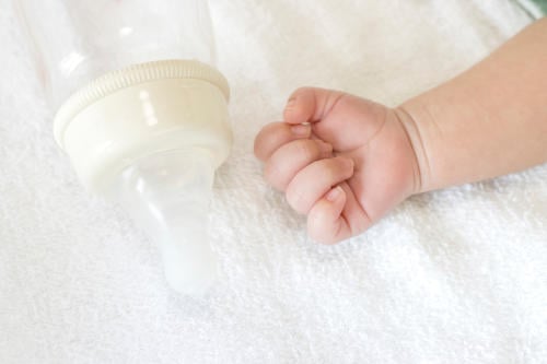 Conoce por qué los bebés consumen grandes cantidades de microplásticos
