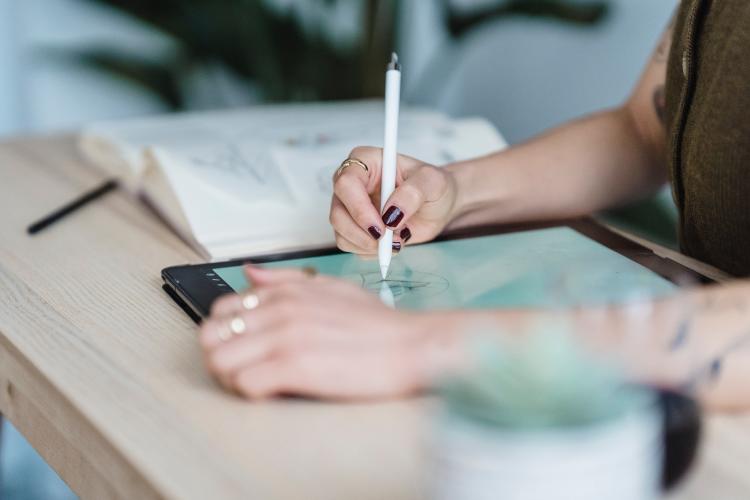 Foto de Michael Burrows en Pexels Persona dibujando en una tableta digital