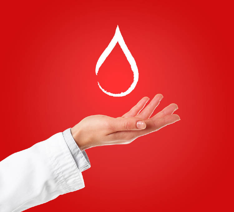 donar sangre La mano de un médico debajo del dibujo de una gota roja