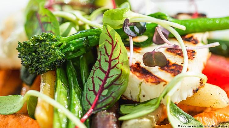 Según el doctor Milton Mills, el consumo de carne podría perjudicar la salud y favorecer ciertos tipos de cáncer. Él recomienda una alimentación basada en vegetales.
