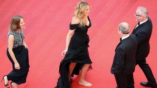 En 2016, Julia Roberts también se quitó los zapatos en una alfombra roja.