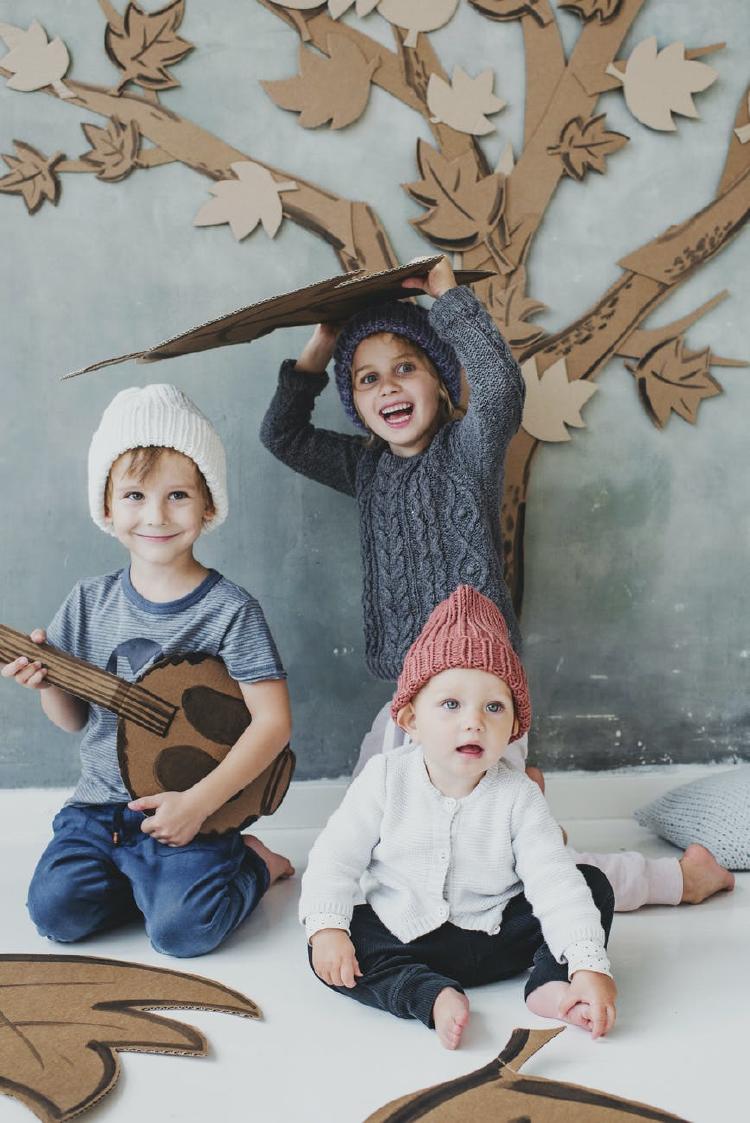 Niños jugando con materiales