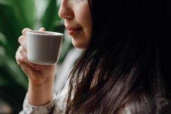 Foto de Ketut Subiyanto en Pexels Mujer sosteniendo una taza de café