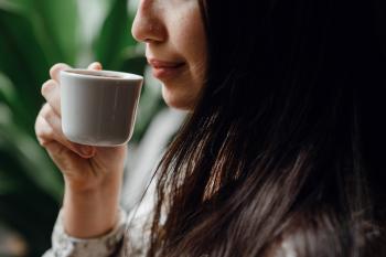 Mujer sosteniendo una taza de café