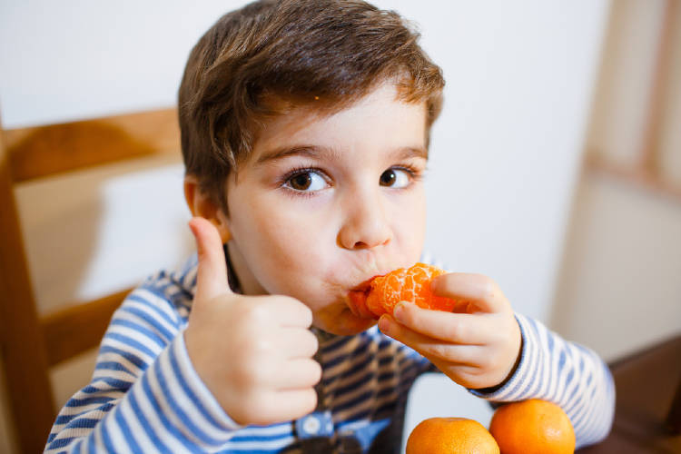 niño come frutas Niño come frutas