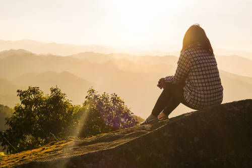 mujer montaña mujer en una montaña al atardecer