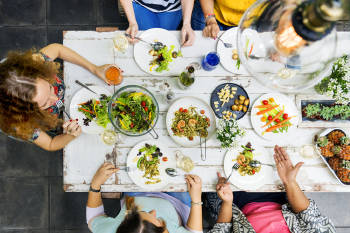 Comer con gente ayuda a controlar el ritmo de la alimentación