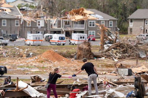 tornado eeuu Equipos de emergencia trabajan en múltiples estados afectados por los recientes fenómenos meteorológicos. (Chris Day/The Commercial Appeal/USA TODAY NETWORK via Imagn Images via REUTERS)