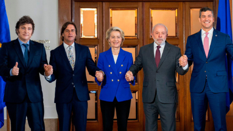 canva 2024 12 10T184328.684 “Hoy es un hito verdaderamente histórico y permítanme agradecerles a los negociadores en jefe por su dedicación y su determinación\", indicó Ursula von der Leyen.