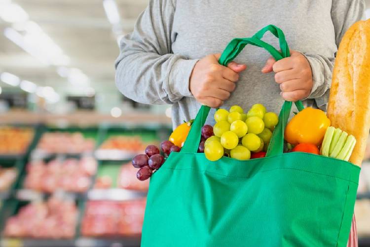 bolsas reutilizables en el supermercado