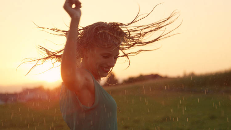 mujer baila en la naturaleza