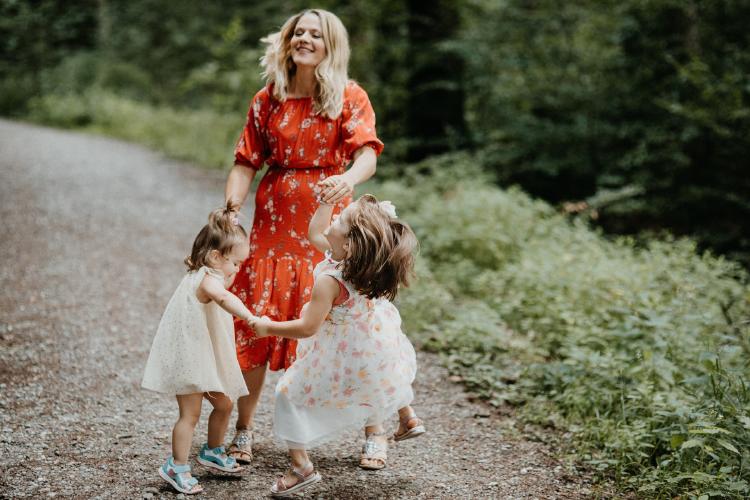 mum-dancing-girls