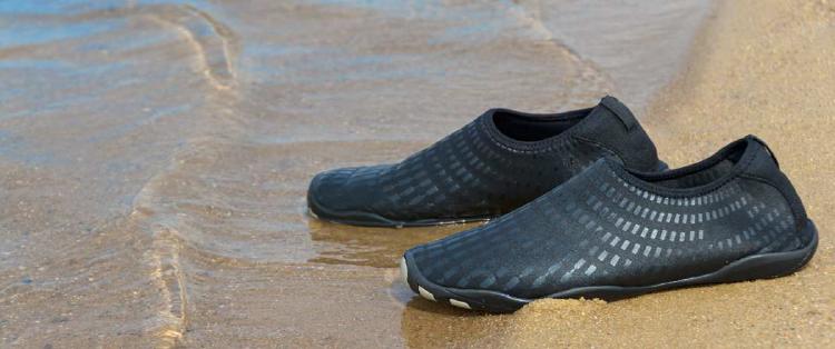 Protección de los océanos Zapatillas de goma simbolizando la presencia humana y la contaminación de los océanos