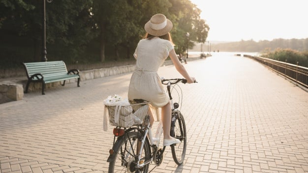 mujer joven contra fondo naturaleza bicicleta_158595 640