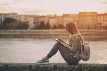 mujer escribiendo