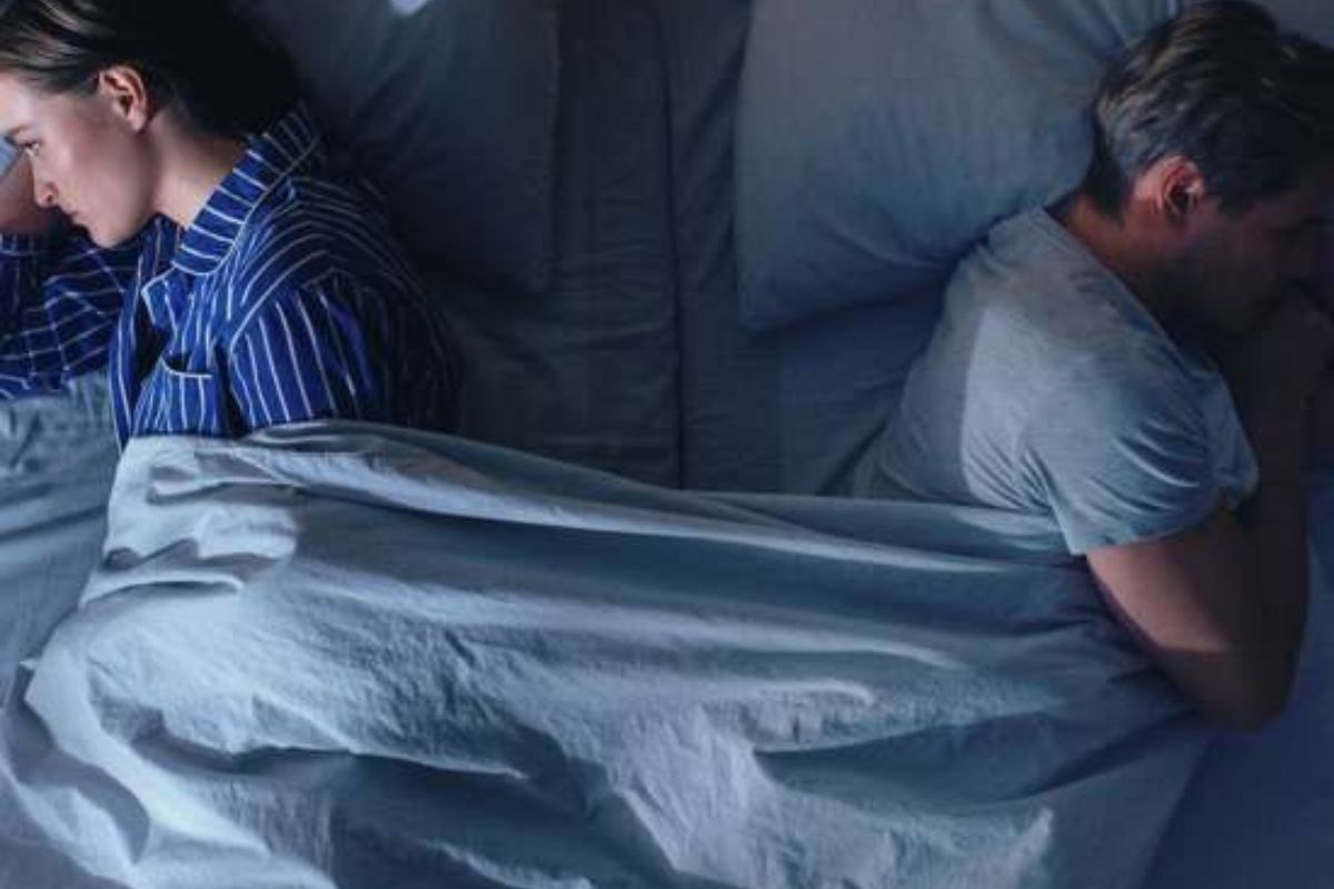 Es una decisión consensuada en la que cada miembro de la pareja elige dormir en habitaciones separadas (o en camas distintas) para mejorar su descanso. (Pinterest)