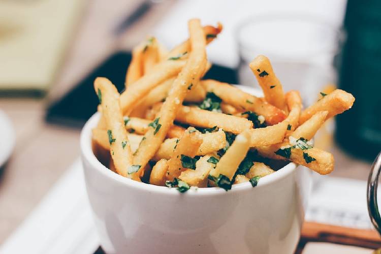 papas fritas papas fritas en un recipiente