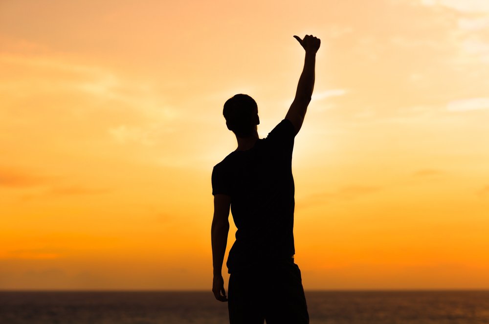 hombre atardecer Frases para inspirarte a cumplir tus sueños