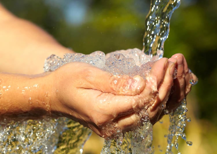 Manos agua