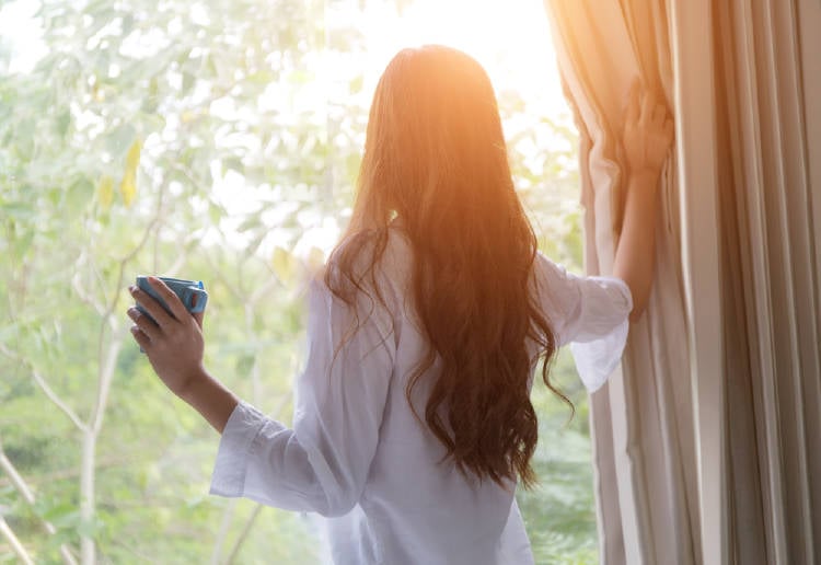 mujer sol ventana