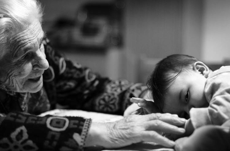 abuelos Un estudio comprueba los beneficios que tiene para los abuelos cuidar a los niños