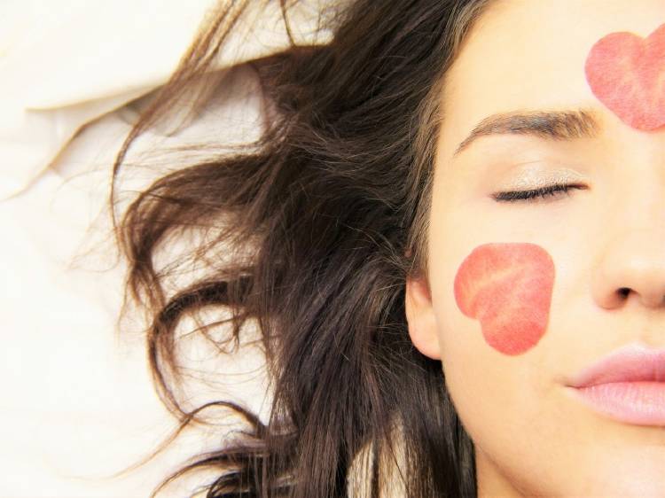 El rostro de una mujer con pétalos de flores