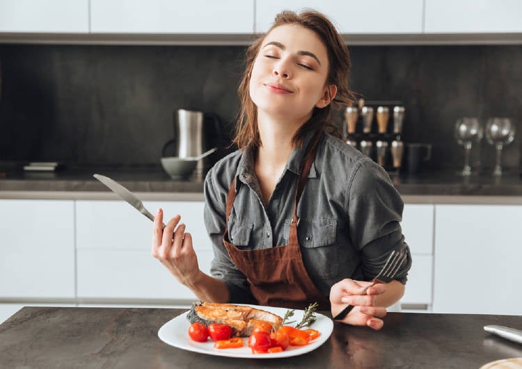 chica disfrutando comida hambre emocional