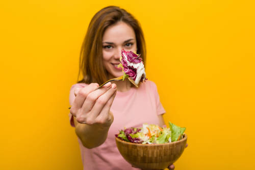 mujer ensalada