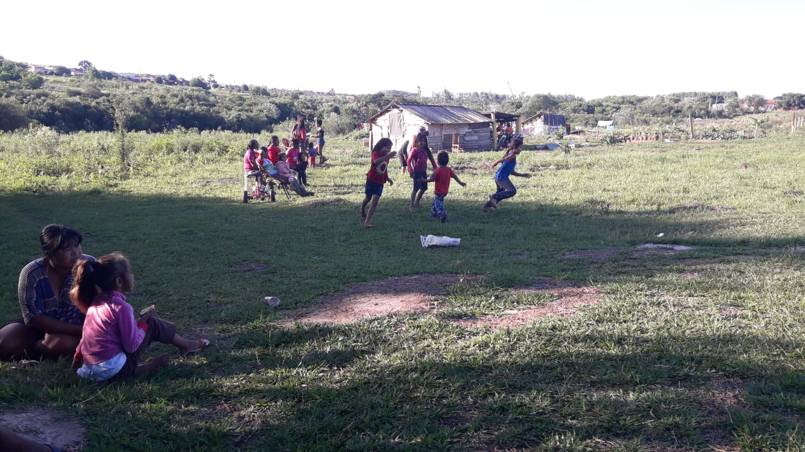 Niños de la comunidad guaraní kaiowá en Mato Grosso del Sur | Crédito: Tonico Benites.