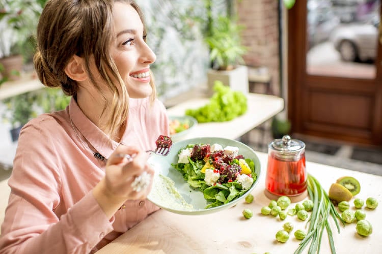 mujer almuerza comida saludable basada en plantas y vegana