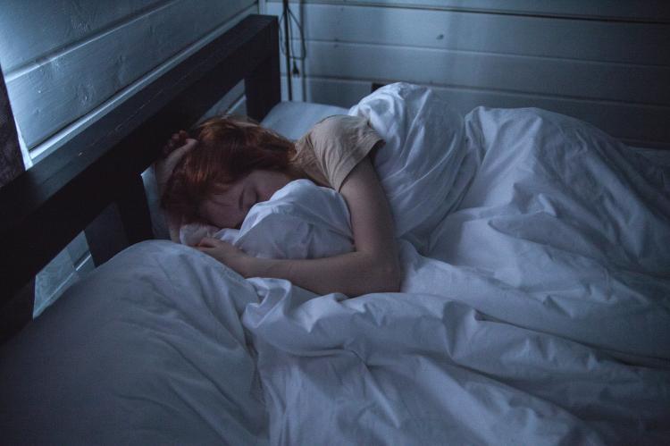 Mujer durmiendo en una cama