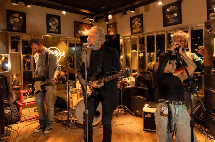 Manuel Wirzt junto a la House Band de Hard Rock Cafe tocando con 2 guitarras lemos en el lanzamiento Manuel Wirzt junto a la House Band de Hard Rock Cafe tocando con 2 guitarras lemos en el lanzamiento