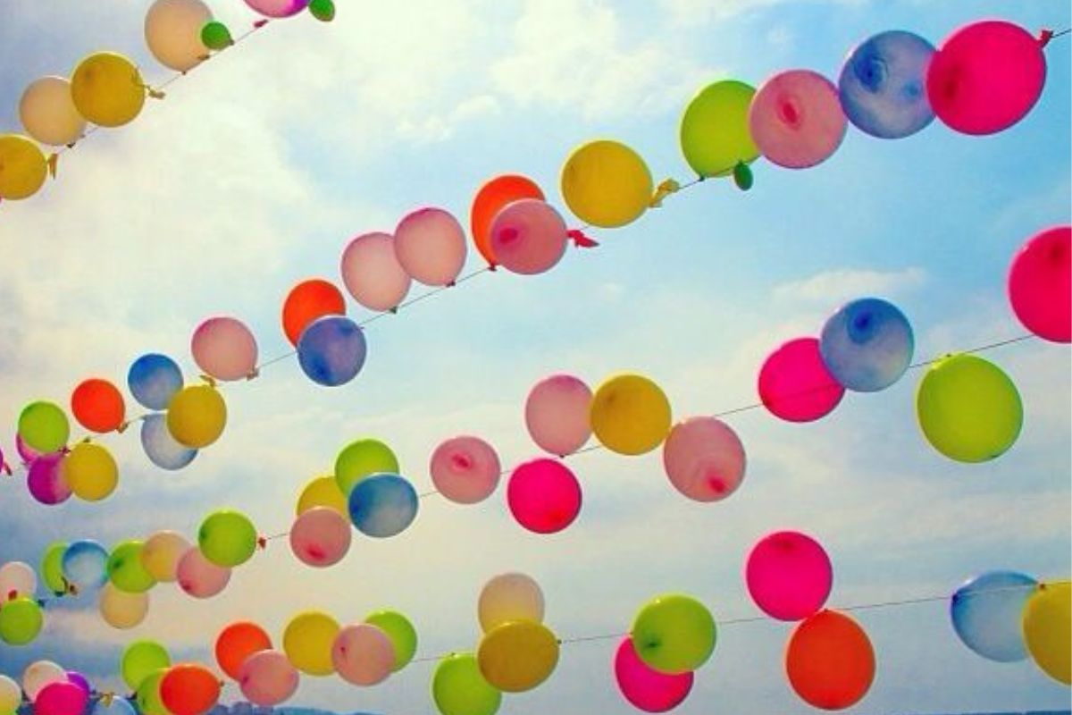 globos en playa Descubre qué dicen tus elecciones visuales sobre ti con esta imagen playera: colores, posiciones y detalles que revelan aspectos ocultos de tu carácter. (Foto: Pinterest)
