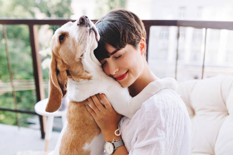 Una mujer abraza a su perro