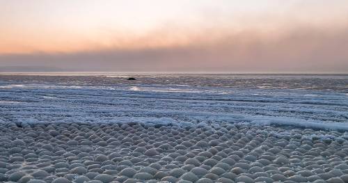 Qué son los huevos de hielo que aparecieron en una playa en Finlandia